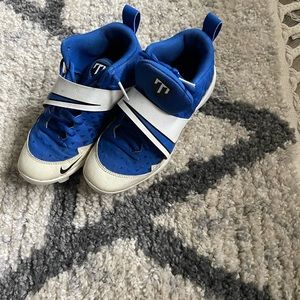 Boys size 6white & blue baseball cleats